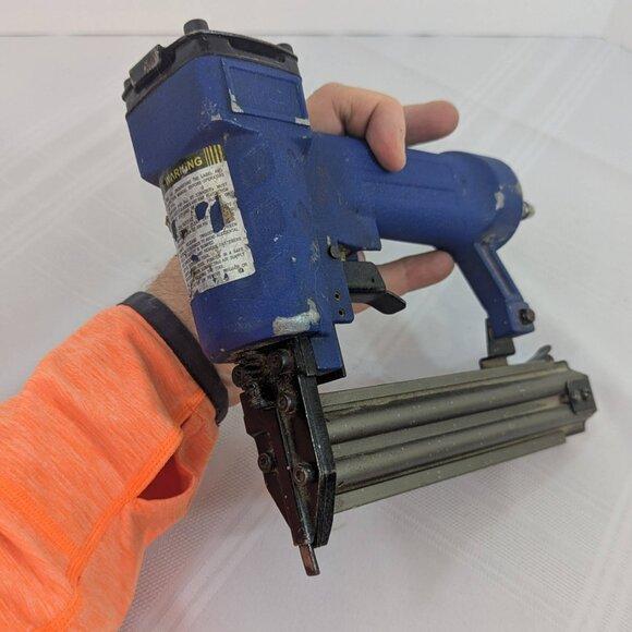 Banks Pneumatic Air Finishing Nailer 18 gauge model F32 - Picture 5 of 8